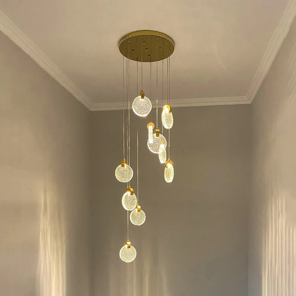 Goldene Pendelleuchte eignet sich perfekt für das Flur.