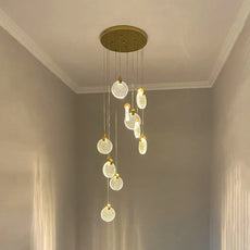 Goldene Pendelleuchte eignet sich perfekt für das Flur.