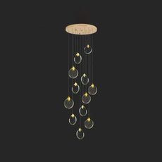 Goldene Pendelleuchte eignet sich perfekt für das Wohnzimmer.