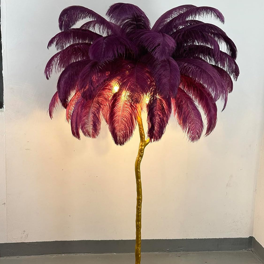 Die Tischlampe Purple Feather eignet sich für das Wohnzimmer