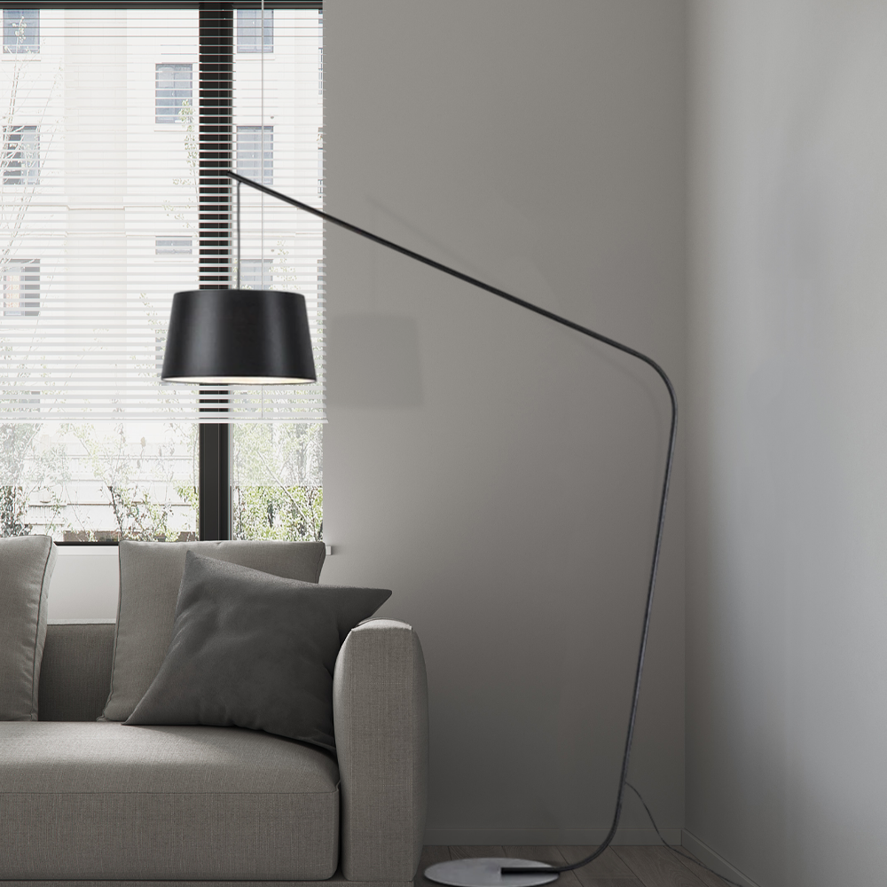 Industriell Stehleuchte LED Kappenförmig Schwarz beim Sofa