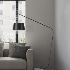 Industriell Stehleuchte LED Kappenförmig Schwarz beim Sofa
