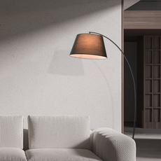 Modern LED Stehleuchte neben dem Sofa