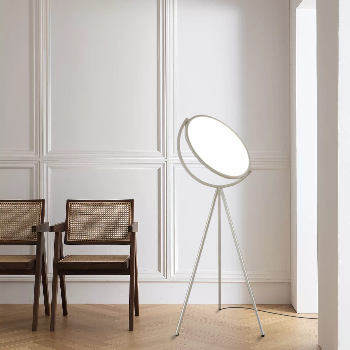 Moderne LED-Stehleuchte in Rundform aus Schwarzmetall - ideal fürs Lesezeit