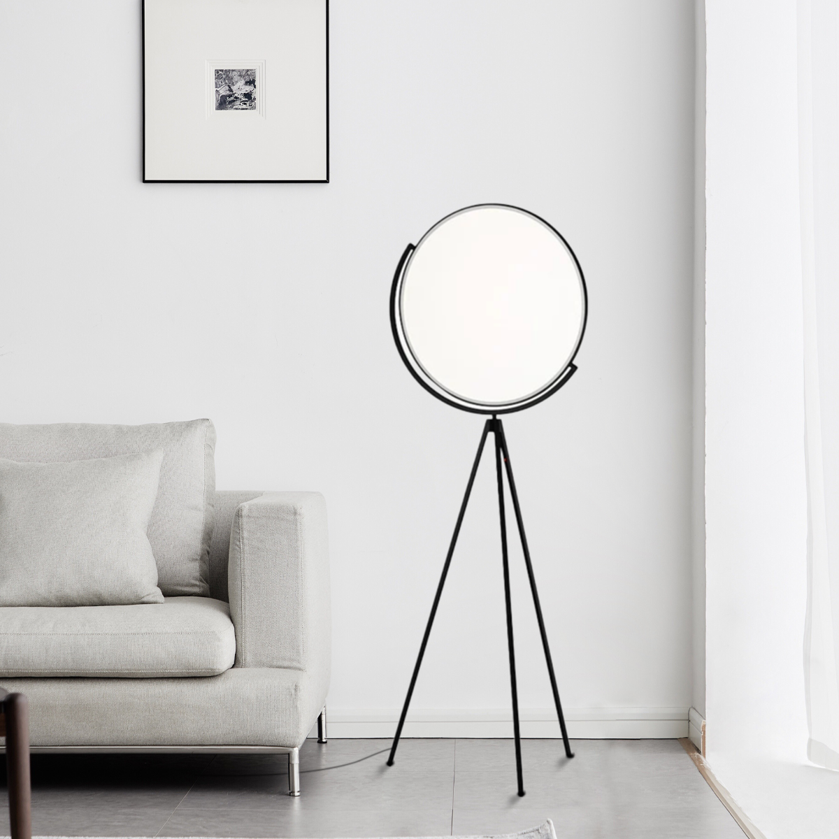 Moderne LED-Stehleuchte in Rundform aus Schwarzmetall - ideal fürs Wohnzimmer