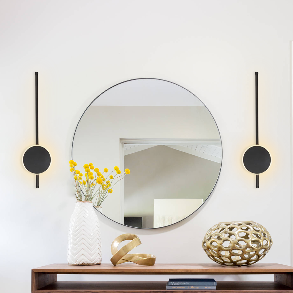 Weiße LED-Wandlampe mit linearem Design fürs Badezimmer