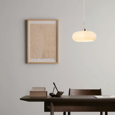 Moderne LED-Hängeleuchte aus weißem Glas als elegante Hauptbeleuchtung über dem Esstisch