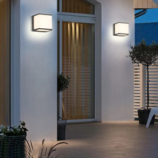 Moderne rechteckige LED-Solarwandleuchte mit Sensor an einer Balkonwand in Schwarz montiert