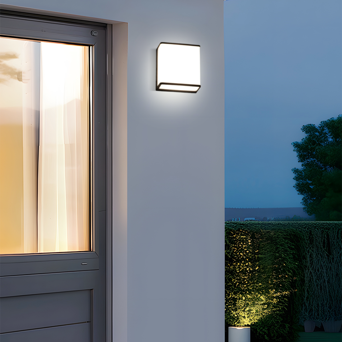 Solarbetriebene LED-Wandlampe in Schwarz leuchtet eine Gartenmauer energiesparend aus