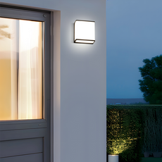 Solarbetriebene LED-Wandlampe in Schwarz leuchtet eine Gartenmauer energiesparend aus