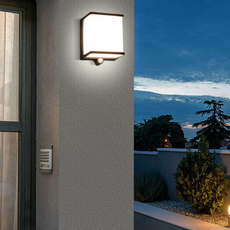 Wetterfeste Sensor-Außenleuchte mit Acrylabdeckung an der Fassade über der Terrasse