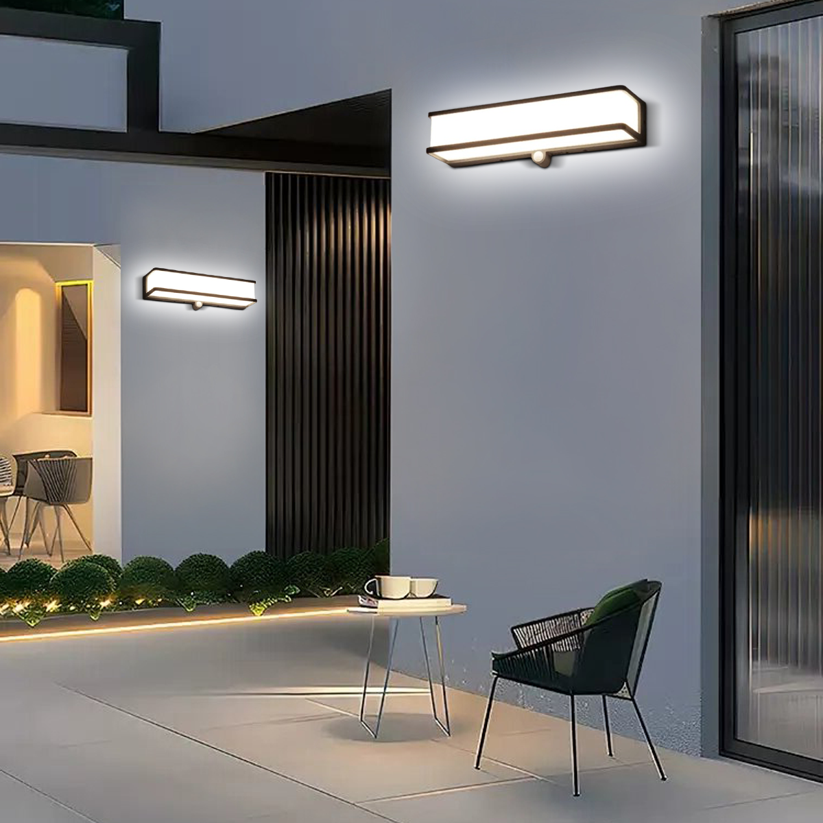 Schlichte LED-Außenwandleuchte mit integriertem Solarpanel an der Wand eines modernen Balkons
