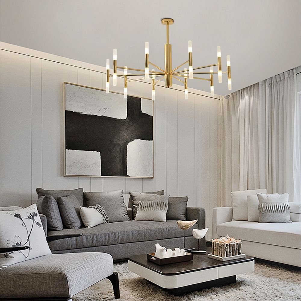 Prunkvoller Kronleuchter aus goldfarbenem Metall im luxuriösen Wohnzimmer – königliches Design als Blickfang