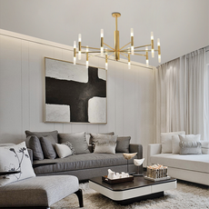 Prunkvoller Kronleuchter aus goldfarbenem Metall im luxuriösen Wohnzimmer – königliches Design als Blickfang