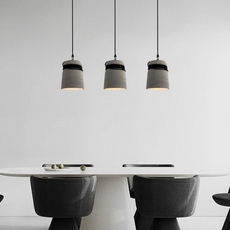 Moderne Industrial Pendelleuchte aus grauem Zement – perfekter Blickfang über der Kücheninsel.