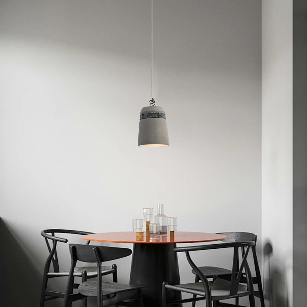 Robuste Zementlampe mit urbanem Industrie-Design sorgt für warme und gemütliche Beleuchtung im Esszimmer.