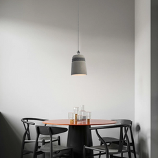 Robuste Zementlampe mit urbanem Industrie-Design sorgt für warme und gemütliche Beleuchtung im Esszimmer.