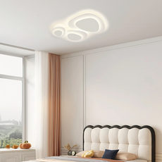 Robuste, modern designte Deckenleuchte mit warm- und kaltweißem Licht im Wohnzimmer