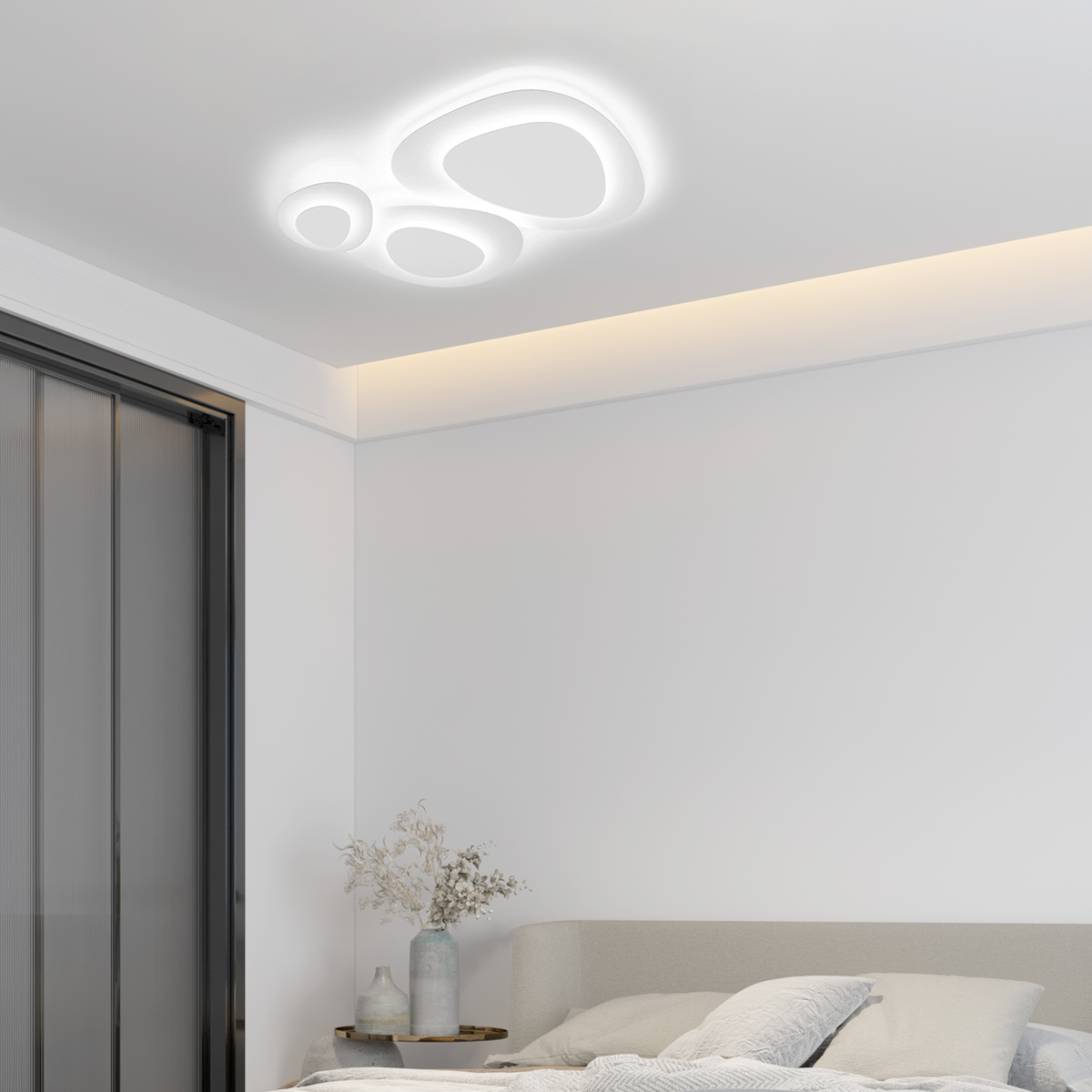 Dreifarbdimmbares LED-Deckenlicht, installiert an der Decke eines gemütlichen Schlafzimmers