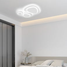 Dreifarbdimmbares LED-Deckenlicht, installiert an der Decke eines gemütlichen Schlafzimmers