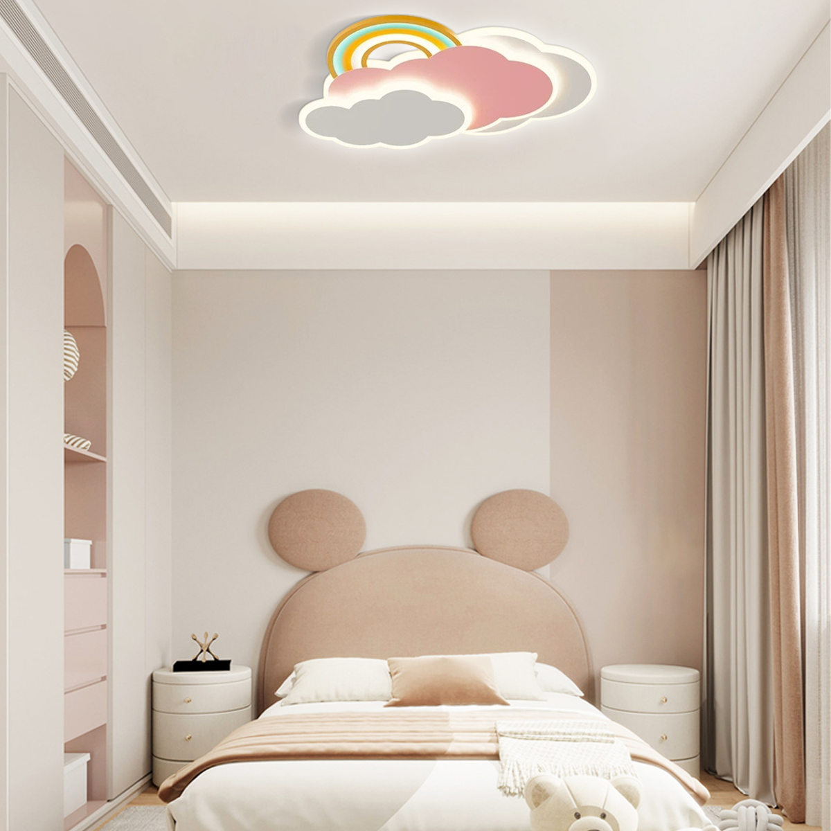 Verspielte rosa Wolken-Deckenleuchte mit LED-Technik an der weißen Schlafzimmerdecke montiert