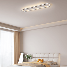 Schwarze rechteckige LED-Deckenleuchte im minimalistischen Schlafzimmer installiert