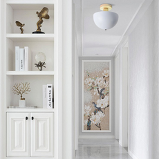 Schlichte weiße Deckenleuchte mit Holzsockel, elegant an der Zimmerdecke installiert für ein minimalistisches Ambiente.