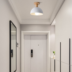 Schlichte weiße Deckenleuchte mit Holzsockel, elegant an der Zimmerdecke installiert für ein minimalistisches Ambiente.