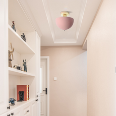 Moderne rosafarbene Deckenleuchte in Schalenform - ideal für Flurbeleuchtung