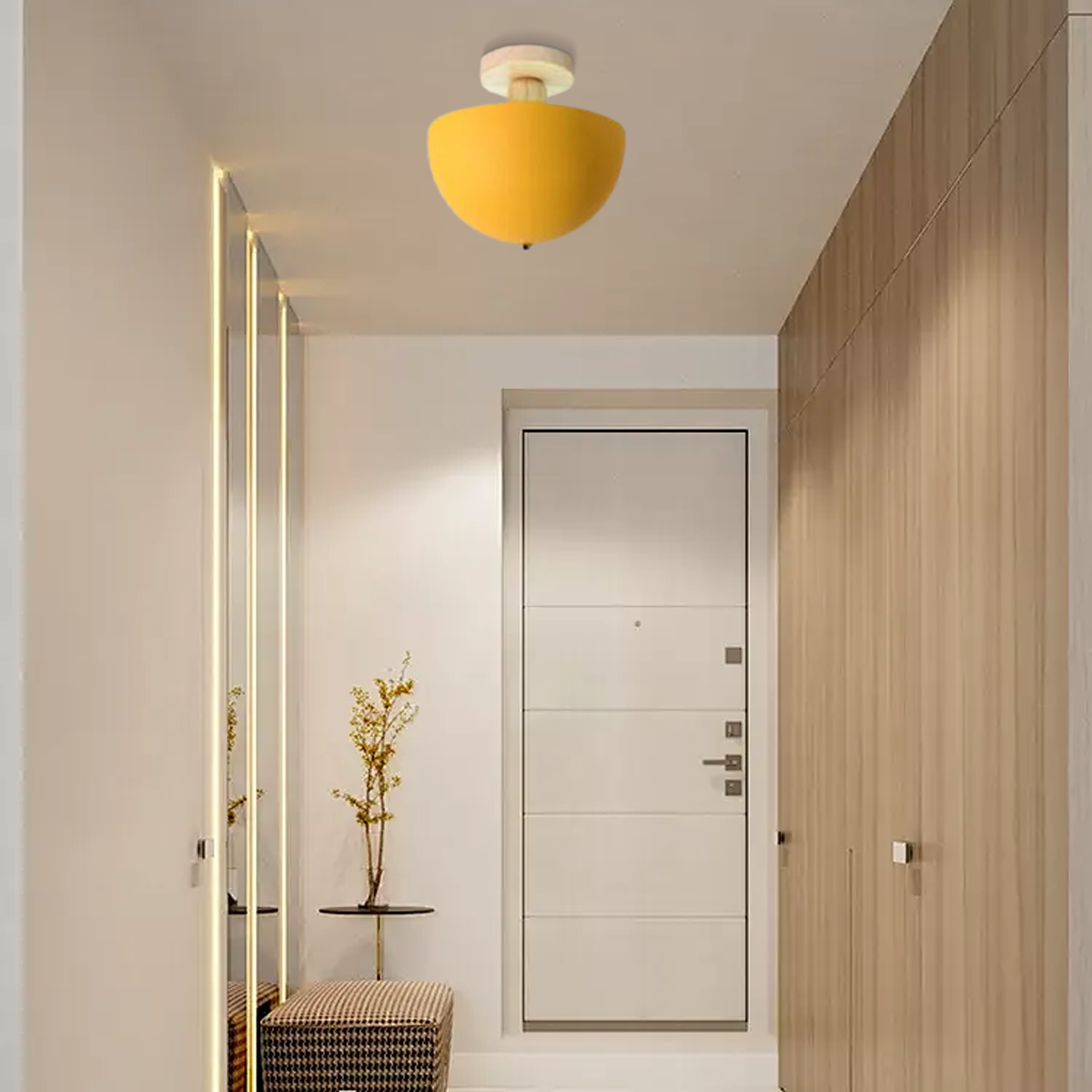Helle gelbe Deckenleuchte mit Holzsockel, an der Decke montiert, schafft eine warme und freundliche Atmosphäre.