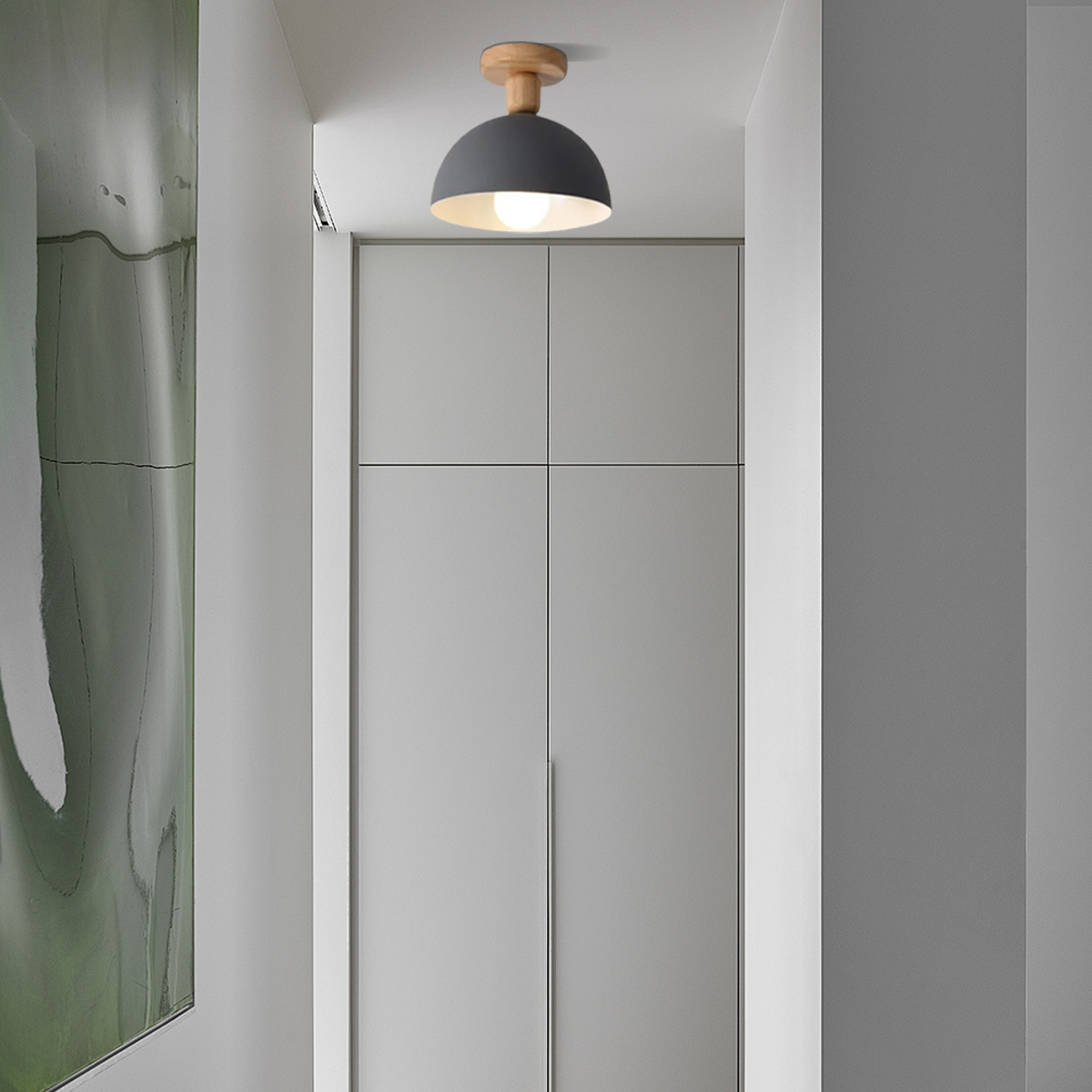 Graue Deckenleuchte mit Holzsockel, an der Decke montiert, schafft eine warme und freundliche Atmosphäre.