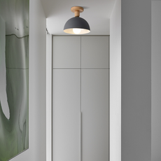 Graue Deckenleuchte mit Holzsockel, an der Decke montiert, schafft eine warme und freundliche Atmosphäre.