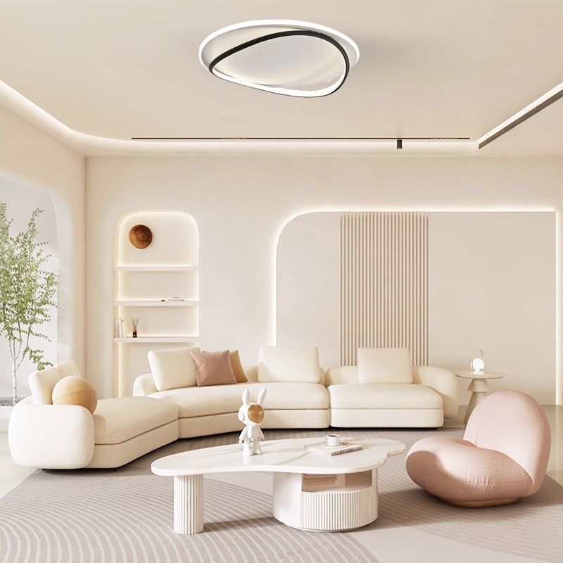 Moderne schwarze LED-Deckenleuchte aus Metall im Wohnzimmer – stilvolle und minimalistische Raumbeleuchtung