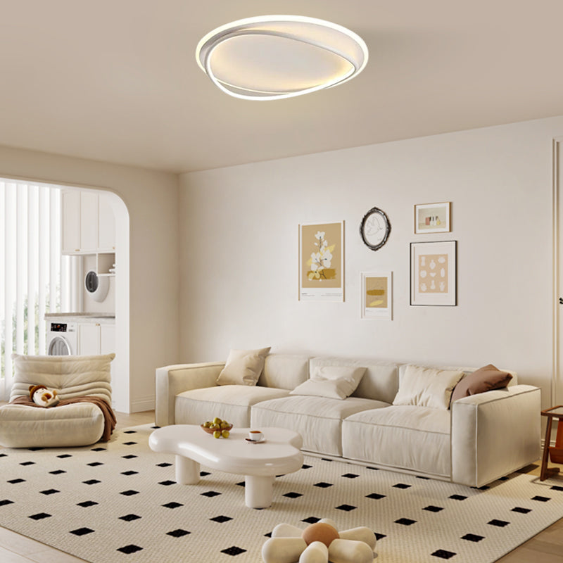 Weiße moderne LED-Deckenleuchte aus Metall im Schlafzimmer – helle und angenehme Beleuchtung