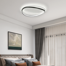LED-Deckenleuchte in Schwarz aus Metall, montiert im Wohnzimmer, sorgt für warmes und elegantes Licht