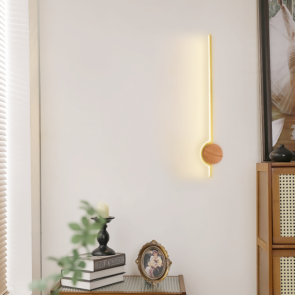 Weiße und goldene lineare Wandlampe aus Holz und Metall – stilvolle Beleuchtung für das Badezimmer und Spiegel
