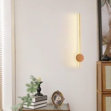 Weiße und goldene lineare Wandlampe aus Holz und Metall – stilvolle Beleuchtung für das Badezimmer und Spiegel