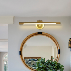 Moderne Spiegelleuchte Vor dem Spiegel