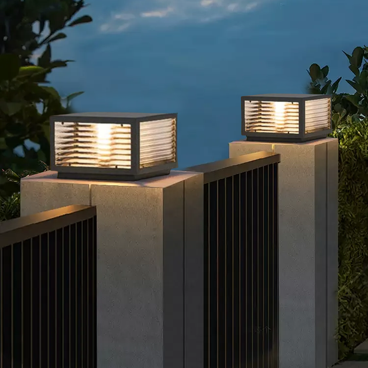 Moderne LED-Außenleuchten für Zaunpfosten im Garten oder Eingangsbereich