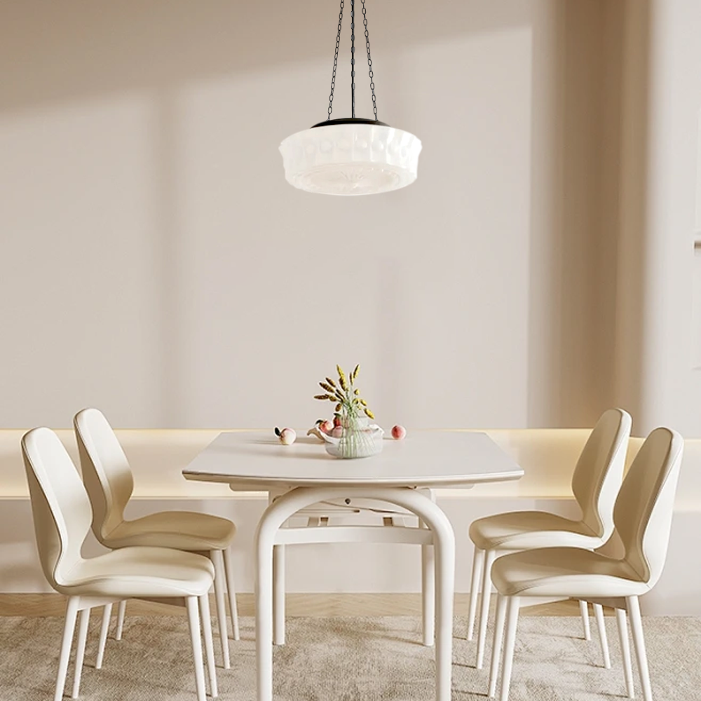 Modernes, rundes Glas in Beige/Weiß sorgt für warmes Licht im Esszimmer