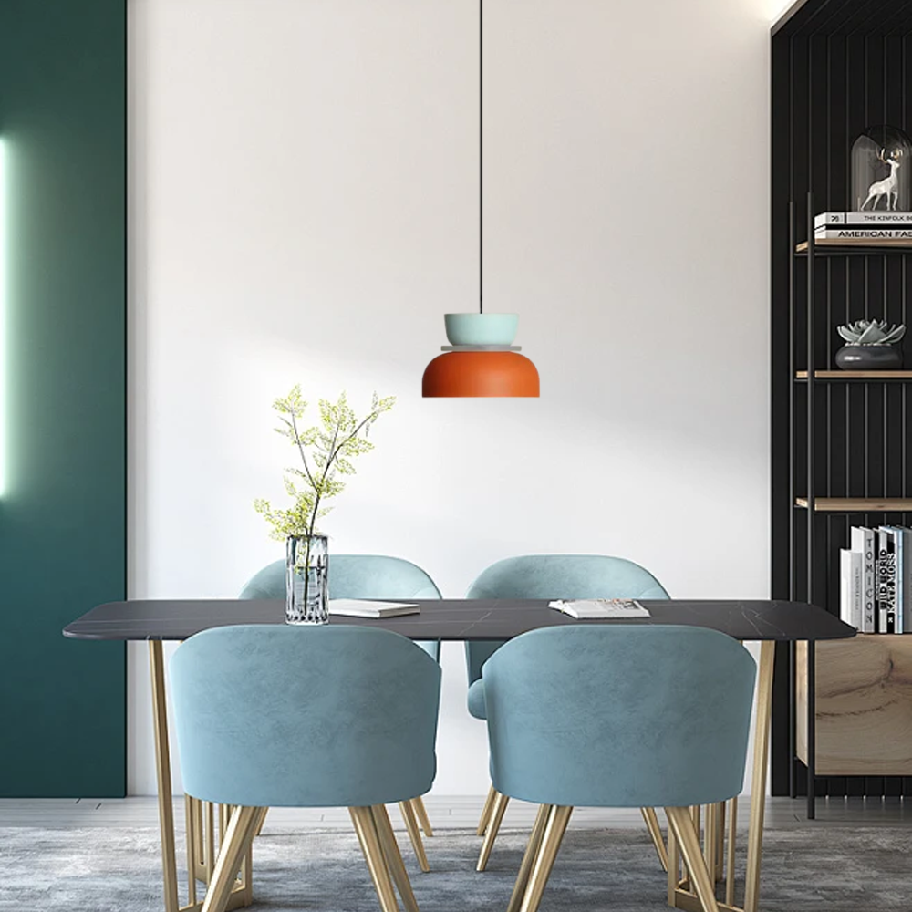 Farblich passende Pendelleuchte ist passend zum Wohnzimmer