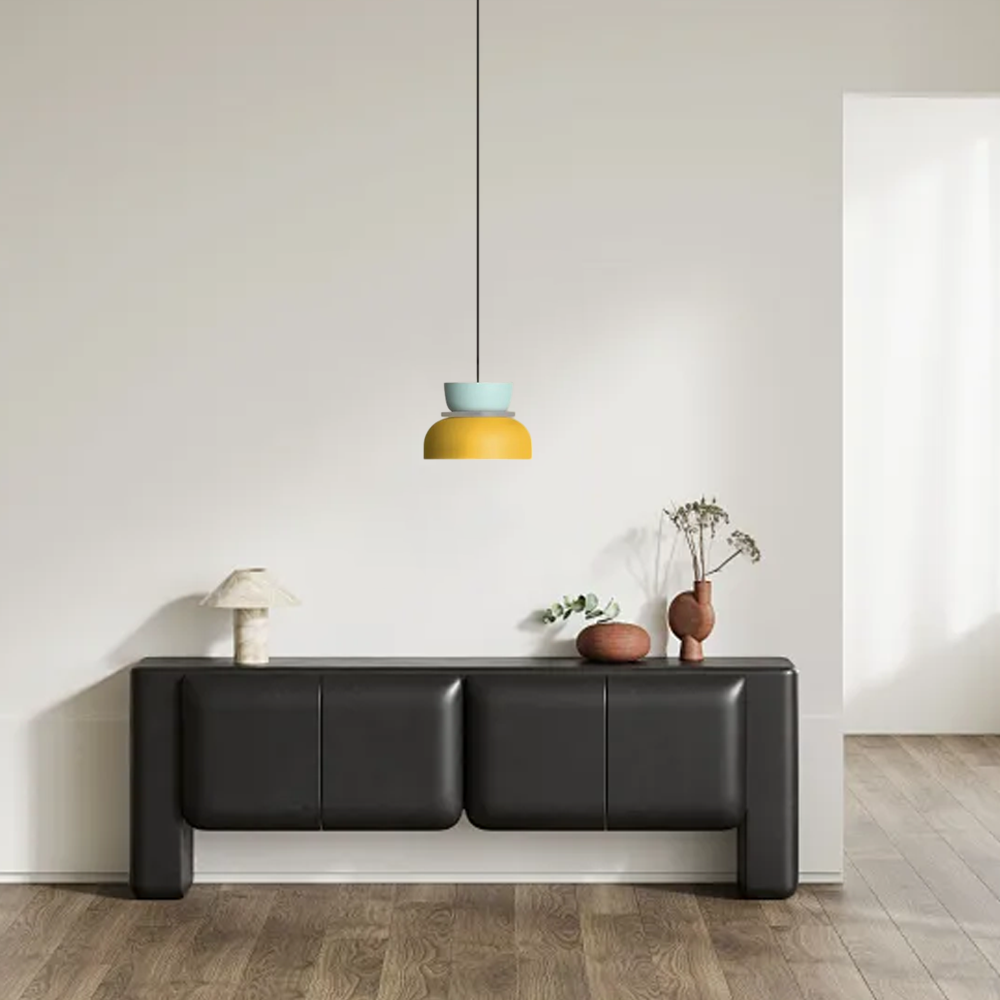 Farblich passende Pendelleuchte ist passend zum Wohnzimmer