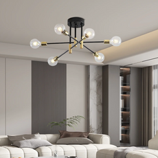 Elegante LED-Deckenleuchte mit 6 Kugellampen als zentrales Lichtobjekt im Wohnzimmer
