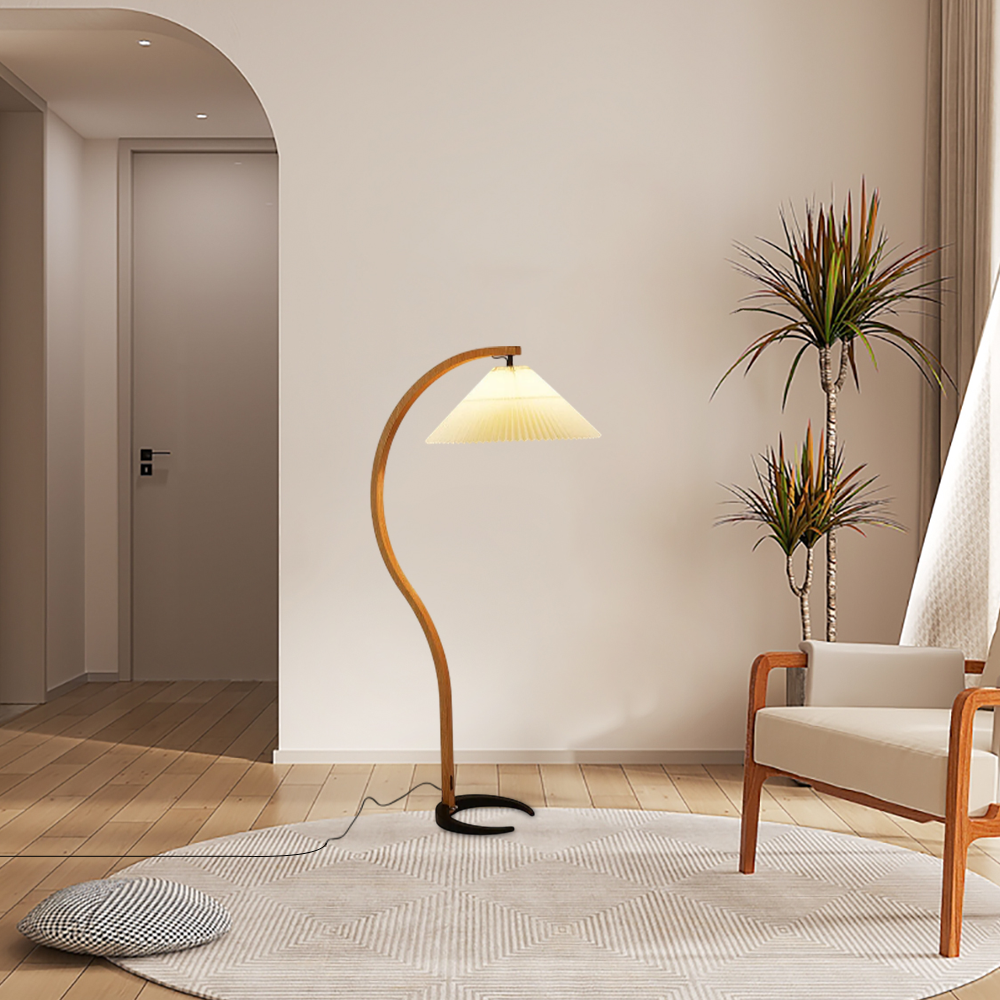 Weiße Stehlampe passend für Wohnzimmer