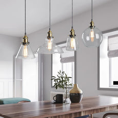 Industrielle LED-Pendelleuchte über dem Esstisch