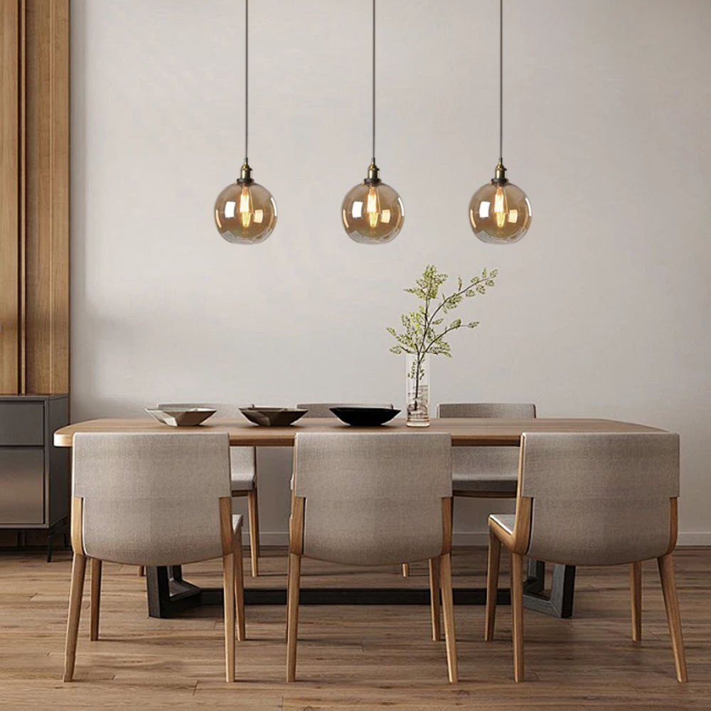 Industriell LED  Pendelleuchte C-Bernstein  über dem Esstisch 