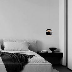 Moderne schwarze LED-Pendelleuchte  im Schlafzimmer über Nachtisch