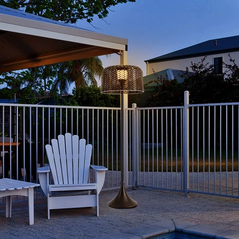 Vintage LED-Außenstehleuchte aus Rattan & Metall mit milchiger Kapsel in Schwarz - perfekt für die Gartenbeleuchtung an Sommerabenden