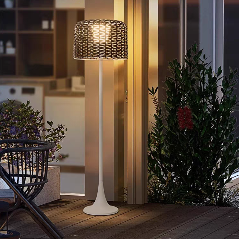 Vintage LED-Außenstehleuchte aus Rattan & Metall - für angenehme Beleuchtung