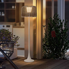 Vintage LED-Außenstehleuchte aus Rattan & Metall - für angenehme Beleuchtung